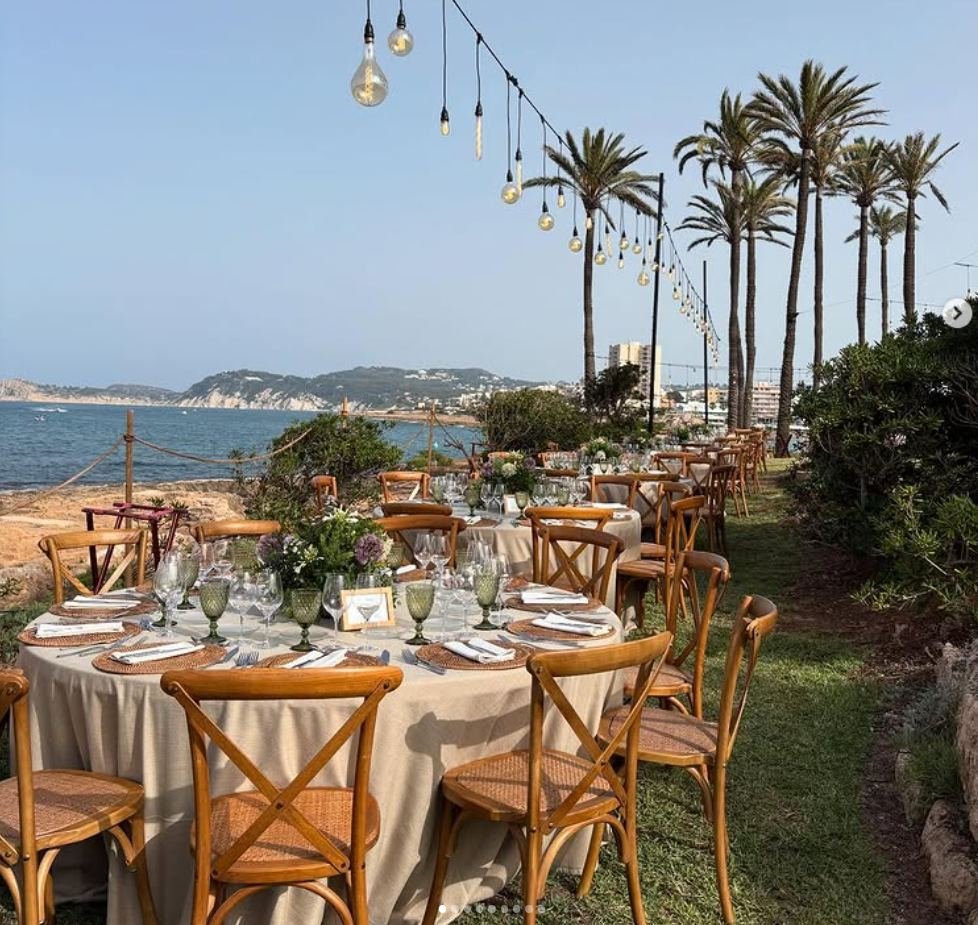Mesas de boda con flores frente al mar